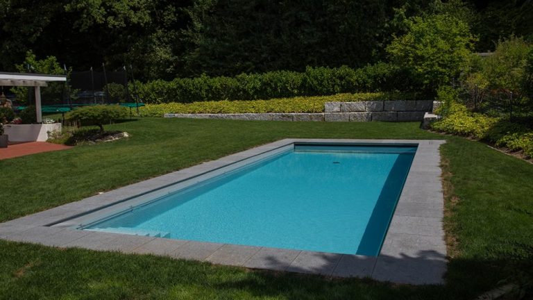 Krásny vonkajší bazén so skimmerom vyhotovený na mieru podľa projektovej dokumentácie - murovaný fóliový bazén, fólia LIGHT GREY ALKORPLAN2000, bledošedá voda