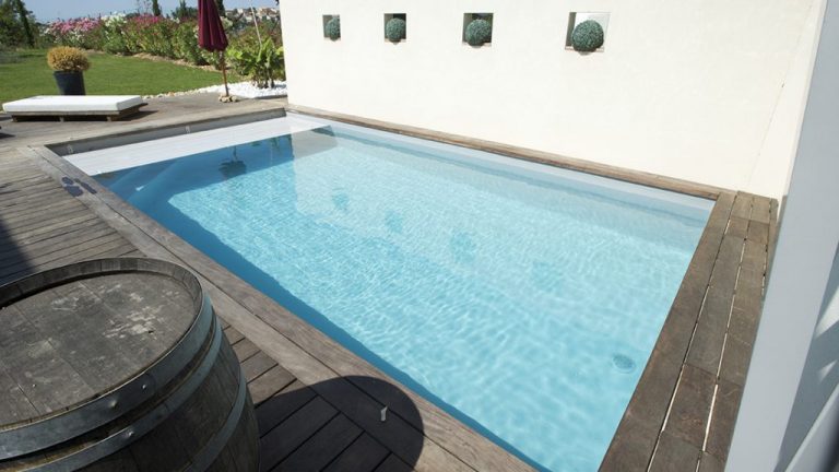 Krásny murovaný exteriérový luxusný bazén na mieru z LIGHT GREY fólie podľa projektovej dokumentácie, bledošedá farba fólie