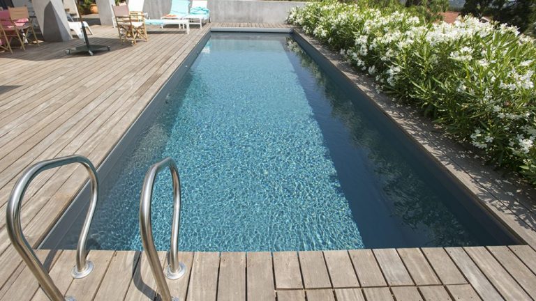 Vonkajší stavaný betónový bazén na kľúč vyhotovený, realizácia bazéna podľa projektovej dokumentácie z fólie DARK GREY ALKORPLAN2000 RENOLIT , tmavošedá farba, tmavošedá voda