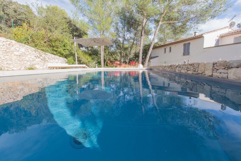 Krásny vonkajší bazén s prelivom, murovaný so skimmerom z fólie DARK GREY ALKORPLAN2000 podľa projektovej dokumentácie, tmavošedá farba fólie, tmavošedá voda