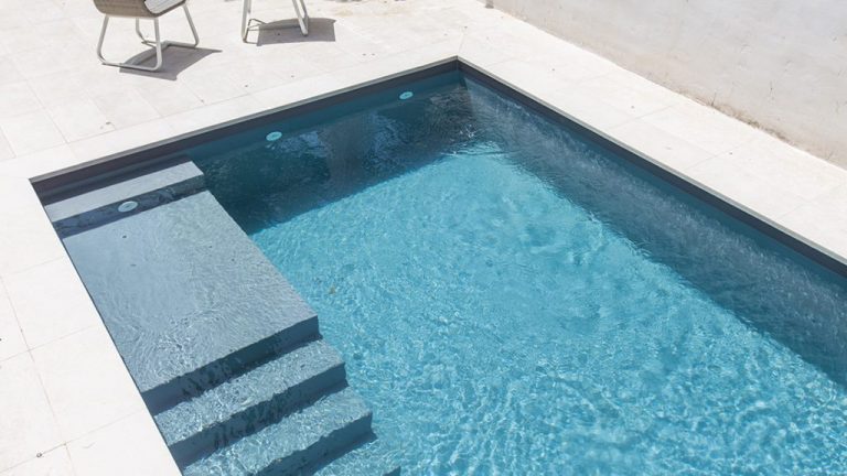 Rodinný betónový vonkajší bazén z fólie DARK GREY Alkor2000, vyhotovenie na mieru podľa projektovej dokumentácie v prevedení skimmer, preliv alebo infinity hrana, tmavošedá farba fólie