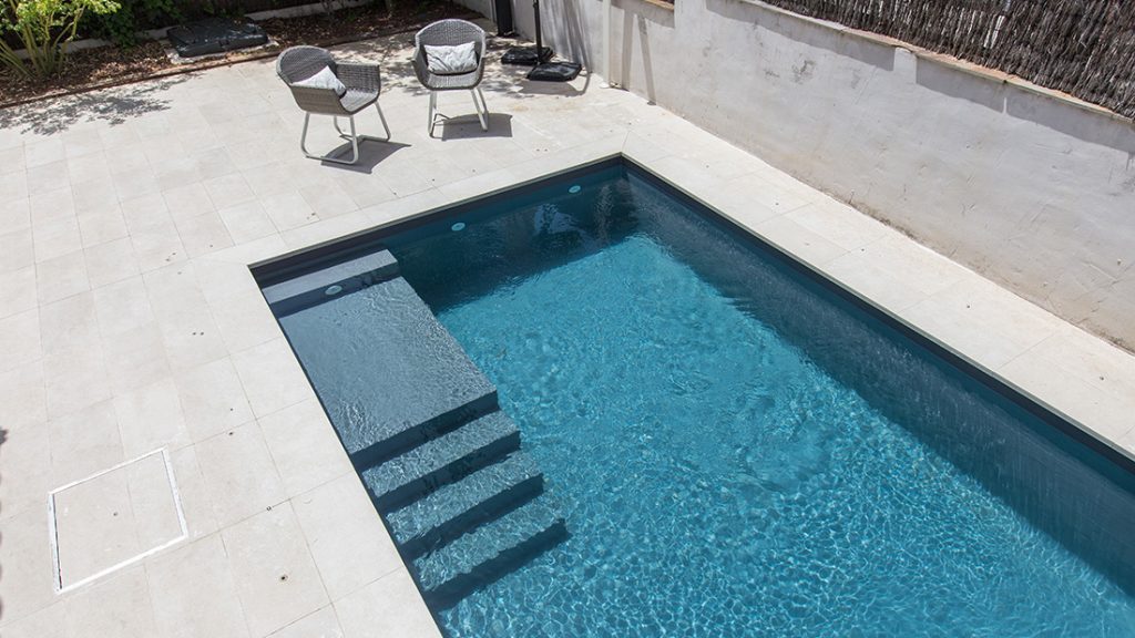 Luxusný vonkajší fóliový bazén na kľúč - betónové teleso, fólia DARK GREY ALKORPLAN2000 RENOLIT, na mieru v prírodných farbách, tmavošedá farba fólie